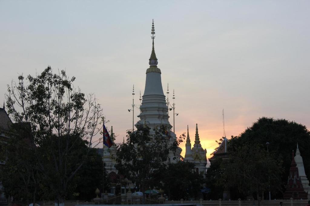 Golden House International Hotel Phnom Penh Exterior photo