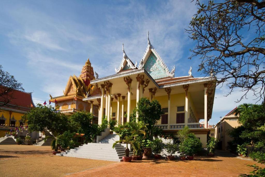 Golden House International Hotel Phnom Penh Exterior photo