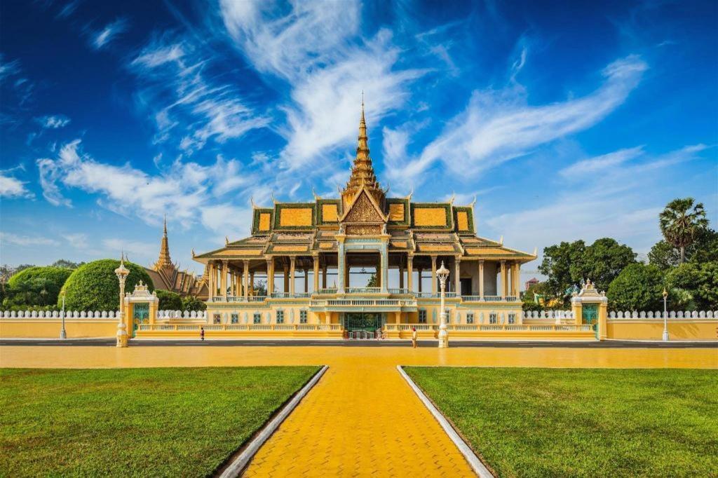 Golden House International Hotel Phnom Penh Exterior photo